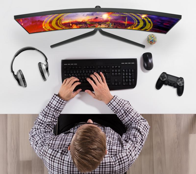 immersive curved screen gaming